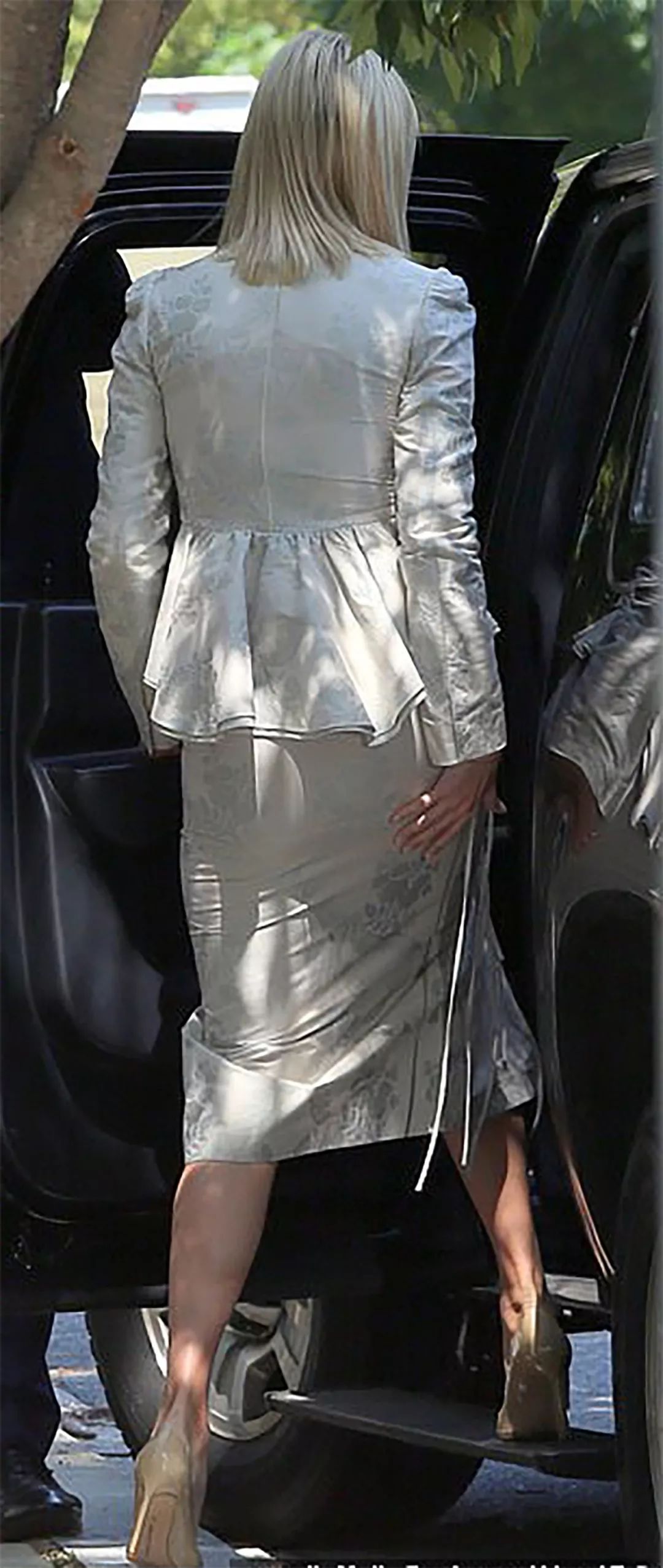 伊万卡穿紧身裙上suv车单手拂裙腿不敢迈开背影看着捏把汗