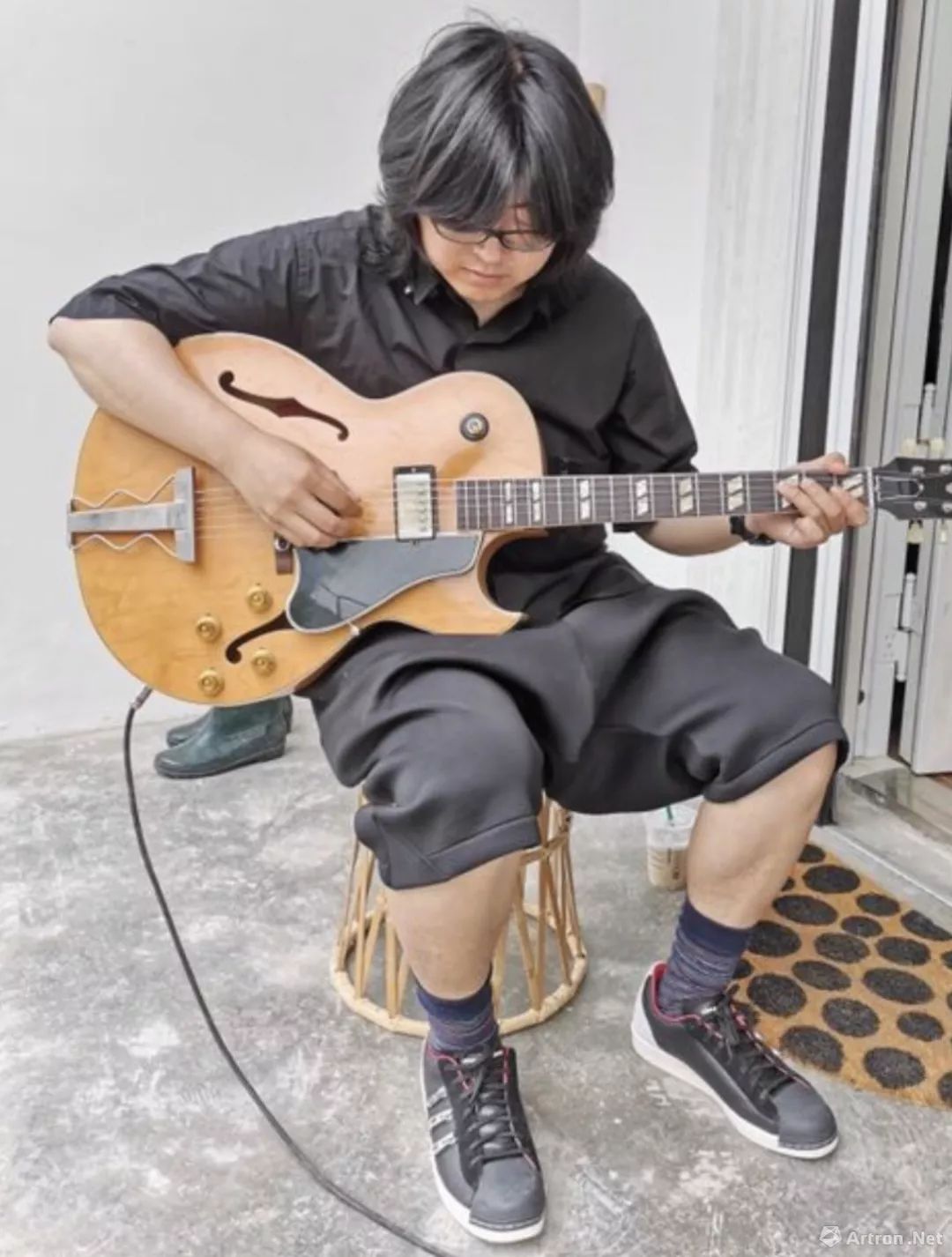 他留长发是因为对英国音乐流行文化