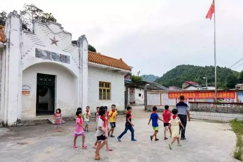 张发奎故居抗日名将张发奎故居,位于始兴县隘子镇彩岭村.