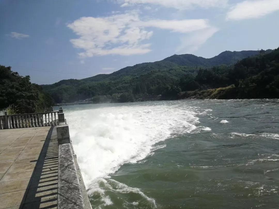 金寨梅山水库泄洪现场太壮观太震惊了