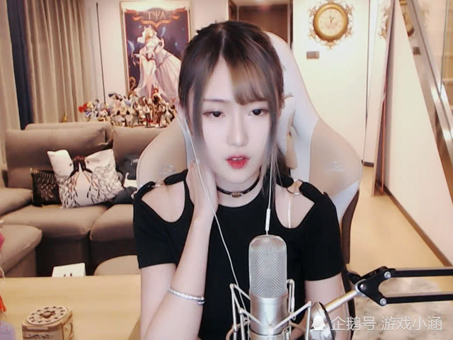 腐团儿直播再穿丝袜,一身黑亮相直播间,女神形象再度惊艳粉丝