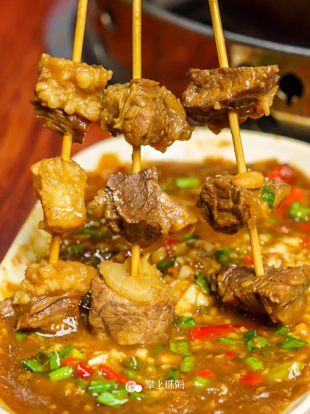 牛杂大家族来袭店内牛杂每天提前洗净煮至七八成熟,串好签签再放入