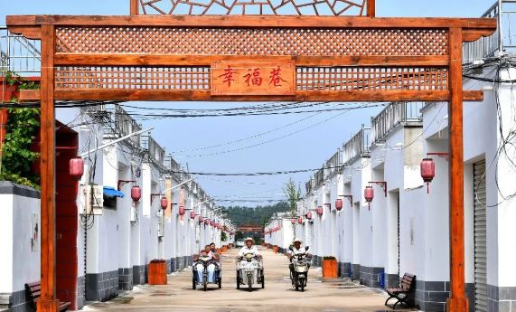 7月25日,河南省夏邑县桑堌乡杨庄村村民在村中幸福巷骑行.