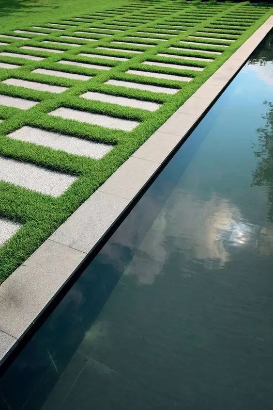 精致的庭院嵌草铺砖