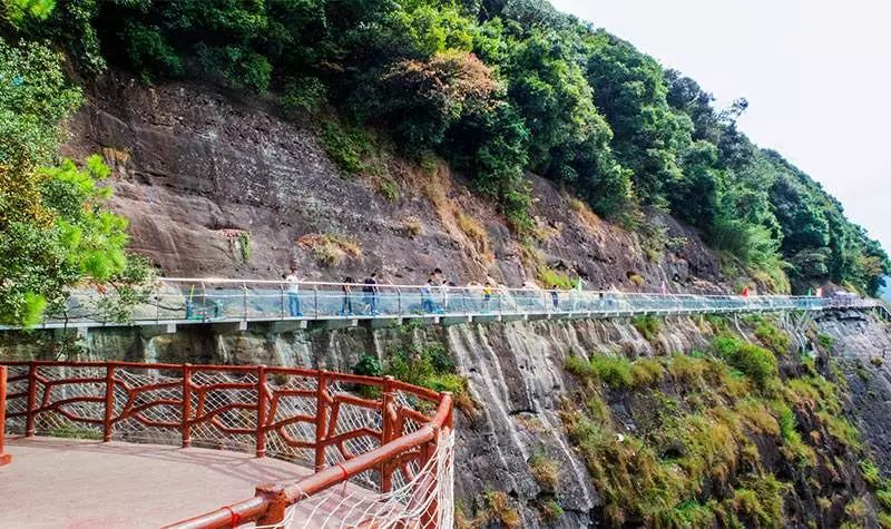 更有众多惊险好玩的游乐项目悬崖秋千,旱地滑雪,玻璃栈道,高空滑翔