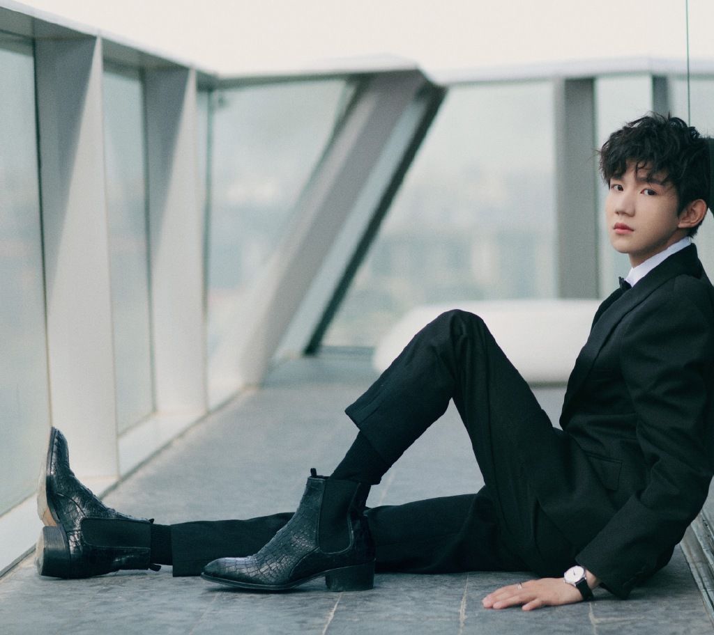 搭配黑色的长筒袜,显得腿形又细又长,船上皮鞋和西装后,小可爱王源不