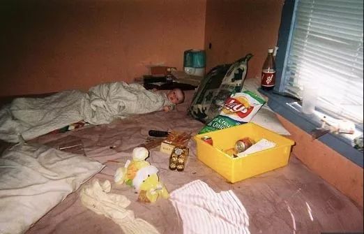 而且,毒品摧毁的不单单是个人,还有无辜的家庭,如果父母吸毒,难以想象