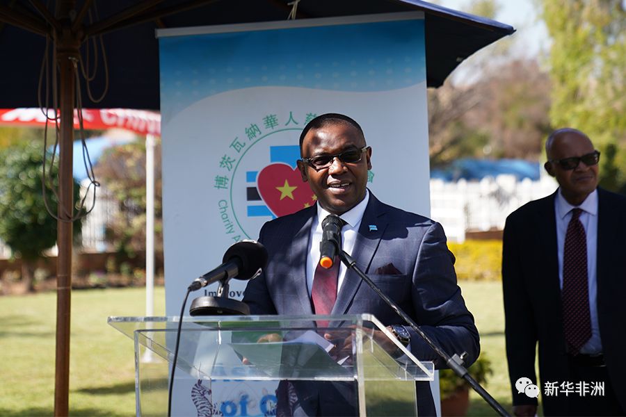 捐赠仪式上,博茨瓦纳华人慈善基金会会长南庚戌说,在博华侨华人感谢