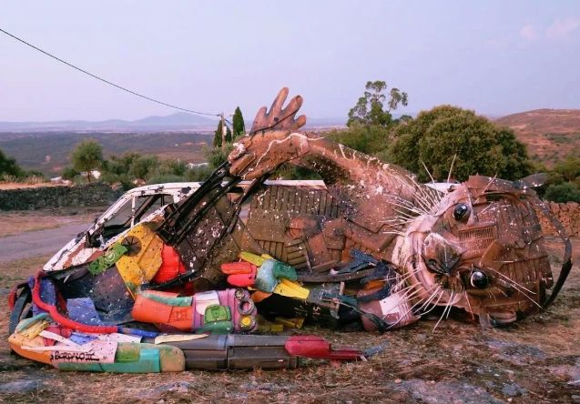 bordalo_ii创造的动物造型作品常常异常巨大而且拥有极其浓烈的色彩