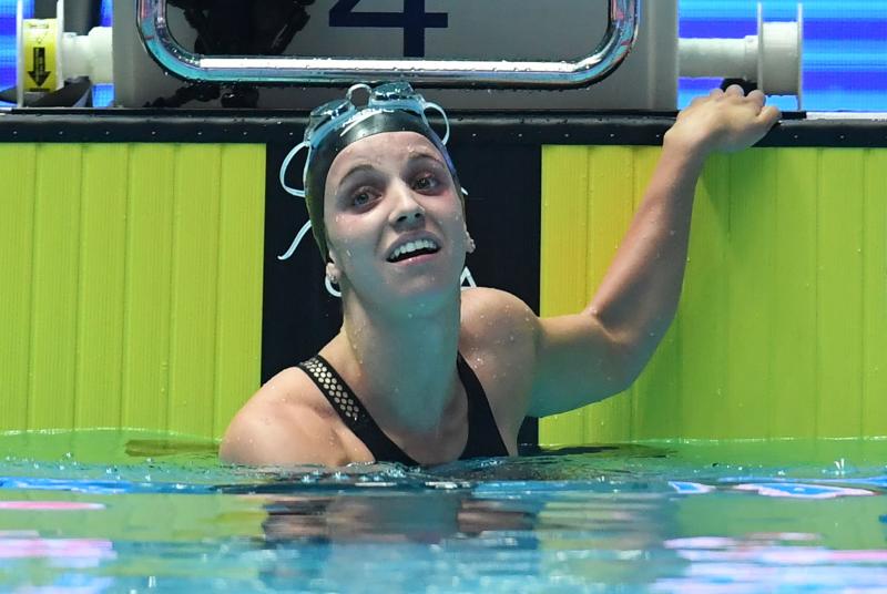 2002年出生的美国小将雷根·史密斯以2分03秒35的成绩获得半决赛第一