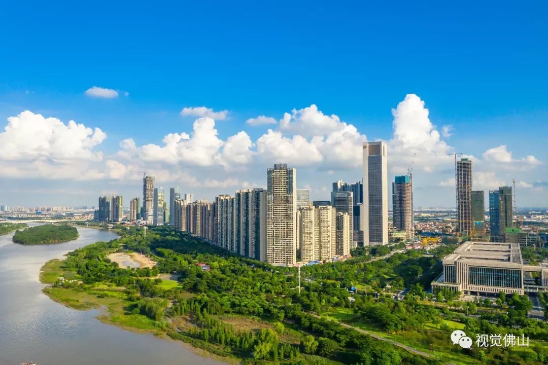 蓝天白云下的东平桥和佛山新城.