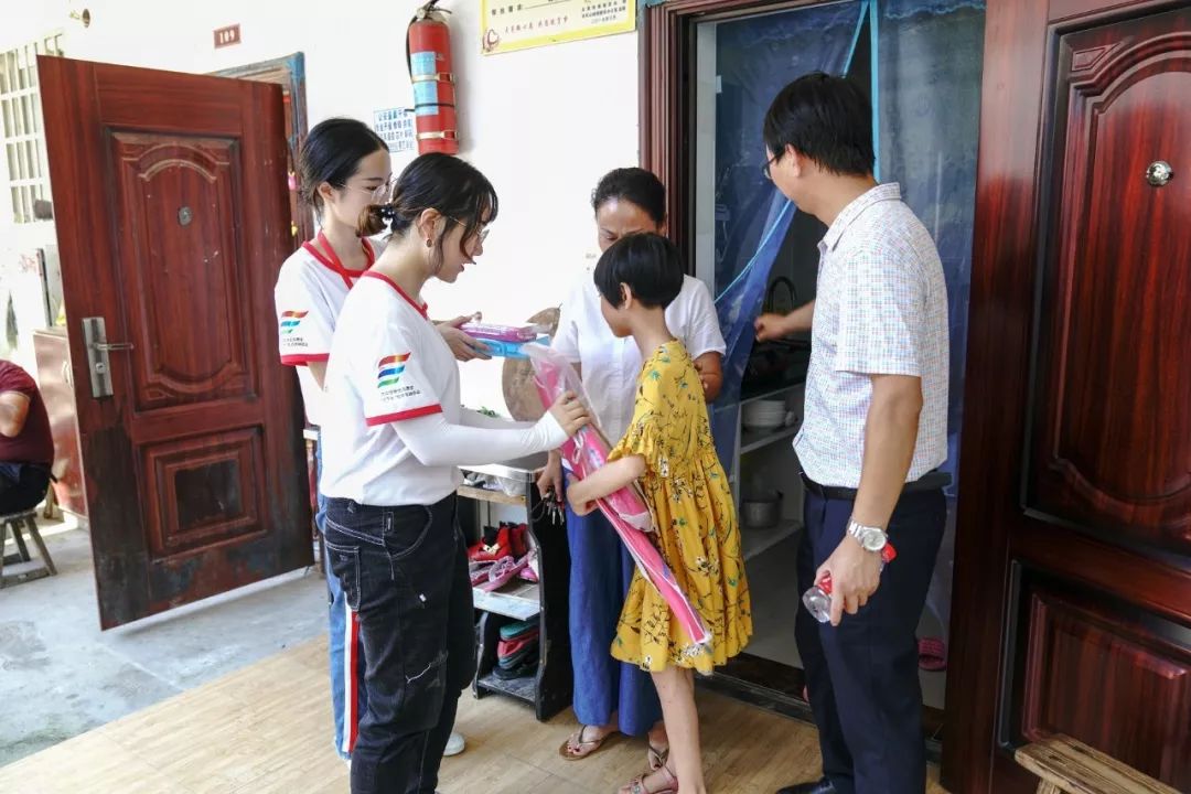 看望留守儿童心系万千家庭