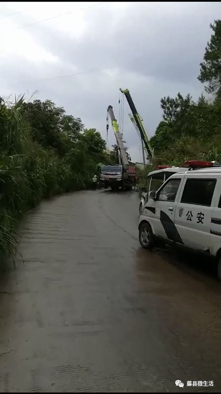 今日(7月25日 在藤县河西白泥塘岭 事故发生后,造成了该路段短暂交通