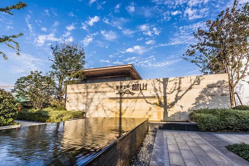 而恰巧在上海的有一座佘山,这里别墅群林立,有山有水,它坐落于繁华