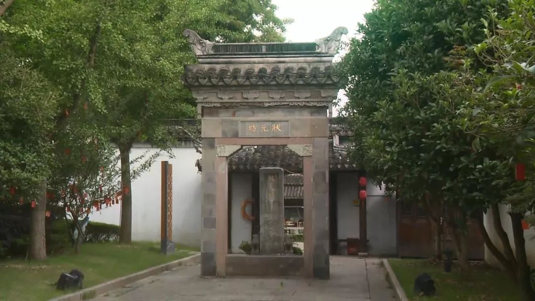 三元坊是古镇著名的景点,共三道门.