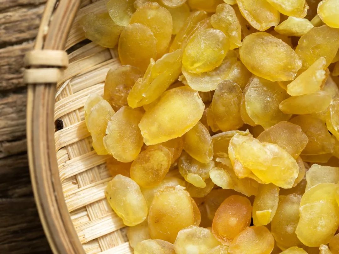 桃胶皂角米丑耳莲子熬的汤解暑润燥