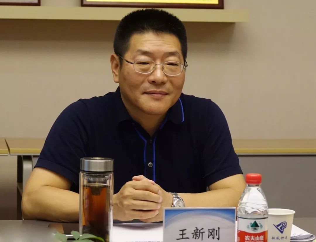 座谈会上,公司党委书记,董事长王新刚向华夏银行武汉分行领导介绍了