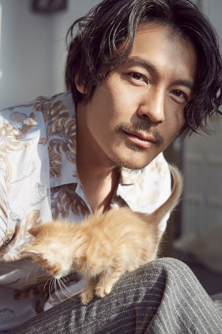 近日,演员王东发布一组慵懒风写真,与电视剧《都挺