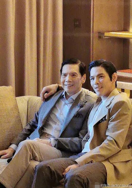 向佐与父亲向华强背对背搞怪有其父必有其子