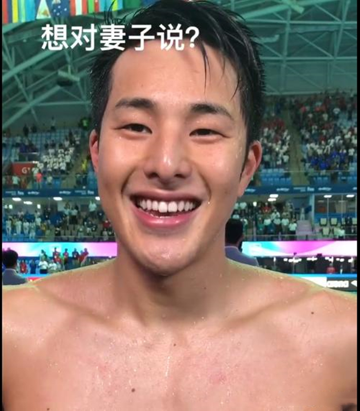 原创暖心一幕日本游泳队夺下首金濑户大也赛后用中文向妻子示爱