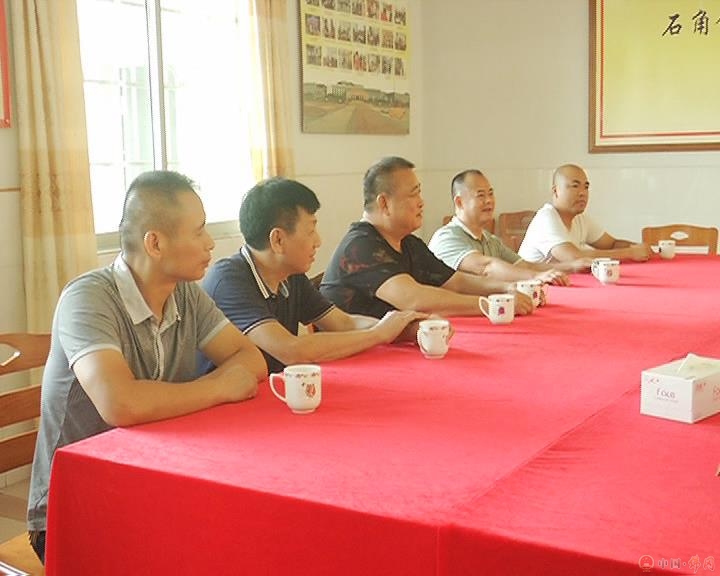 县委书记董和平到冈田村人大代表联络站接待群众