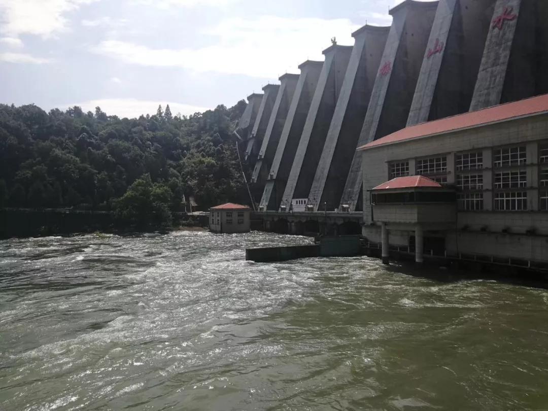 金寨梅山水库泄洪现场太壮观太震惊了