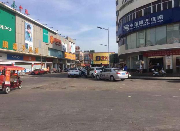 东凤镇网友东凤文体艺术中心广场篮球场旁每晚有一群老人家在那设点