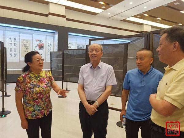 杨利民到酒泉市博物馆检查指导全国集邮书画作品展布展情况