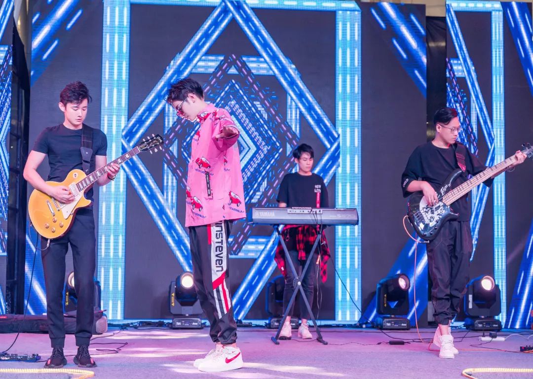 歌声如清风拂来,撩动心弦主唱邓奕,人称"江城薛之谦"特邀武汉mmc乐队