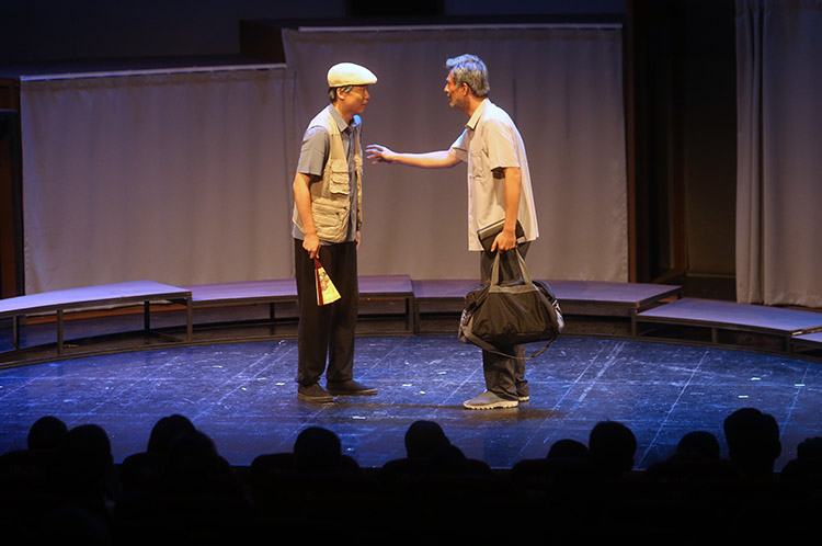 演员能形象逼真地演绎老年人生活,因为他们曾跟阿尔兹海默症老人有过