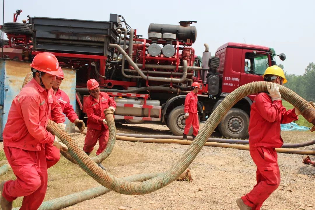 喜迎党代会hbyl102酸化压裂队不忘初心牢记使命压裂队里党旗红