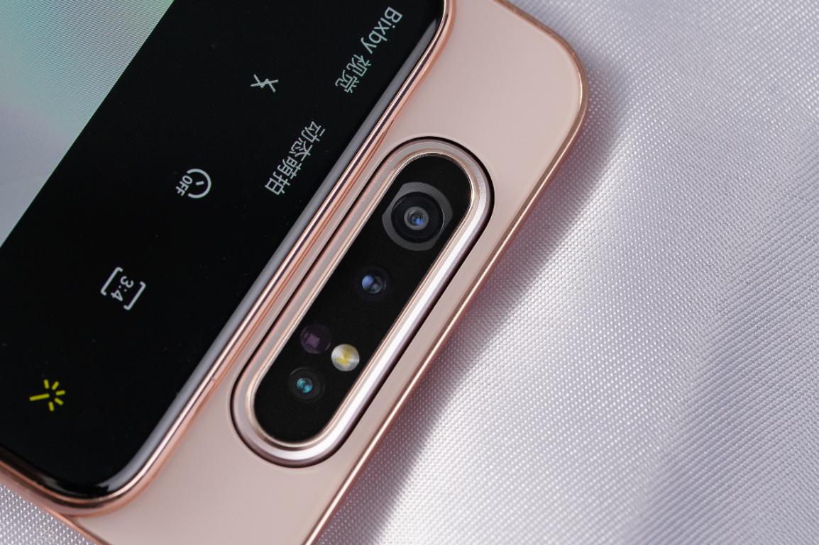 三星galaxy a80可以时时刻刻陪伴在她的身边,每当她操作手机时,暮海