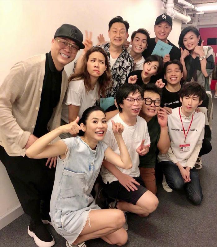 欧阳震华夫妻去看宣萱演出48岁宣萱带头搞笑全剧组都在卖萌