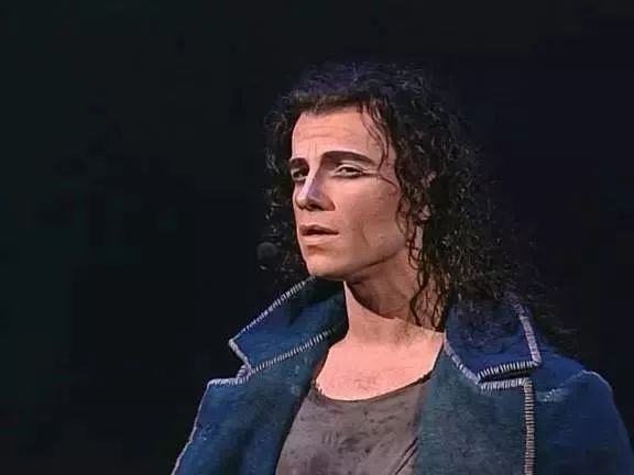 诗人格兰古瓦开嗓唱出"有个传说流传至今,讲述信奉神灵的时代"的那一