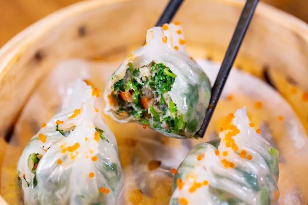 芫茜配上胡萝卜和马蹄,爽口不油腻,连平时不爱吃香菜的我都能一口气