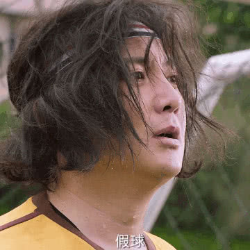 西虹市首富王多鱼踢球时谁注意居民楼上写着啥导演有心了