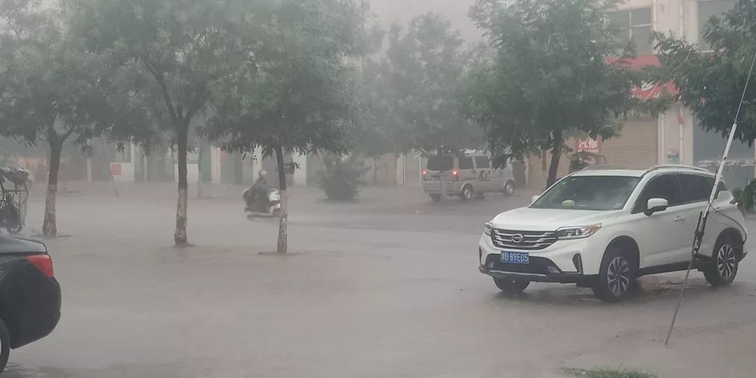 感觉闷热了半个世纪的天气,突然来了一场暴雨,瞬间民权的街道都被雨