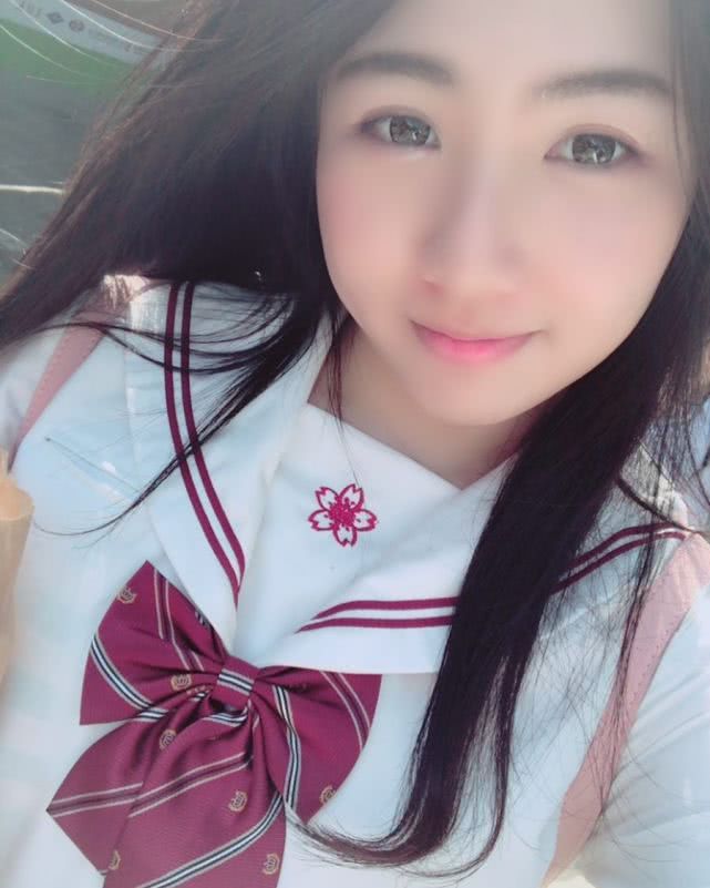 小姐姐卖萌让人眼前一亮