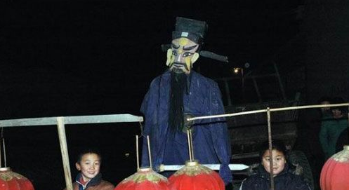 人在迷茫的时,会有两种选择:一是遇见"白路神",二是"黑路神"