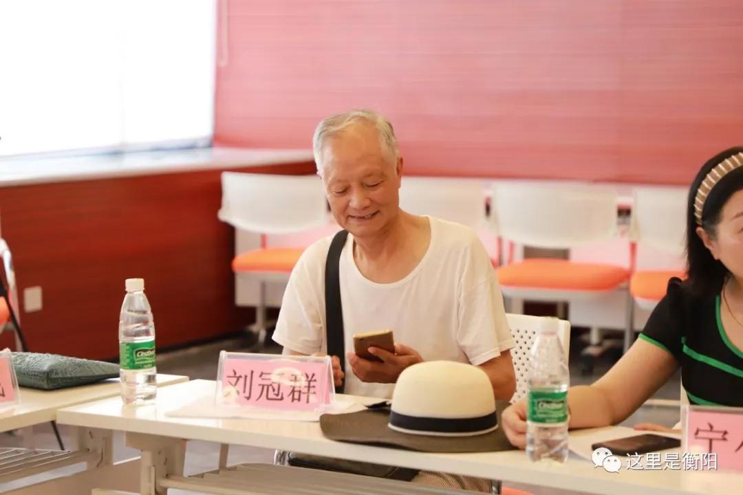 原衡阳市花鼓戏剧团艺术股长,业务团长兼支部书记,国家二级演员刘冠群
