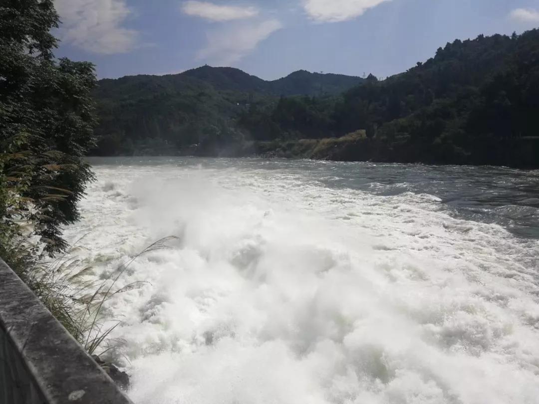 金寨梅山水库泄洪现场太壮观太震惊了