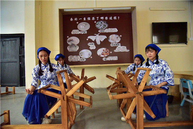 及蚕桑丝织技术研学课程,目的就是学习传统文化与非遗技艺,让更多的