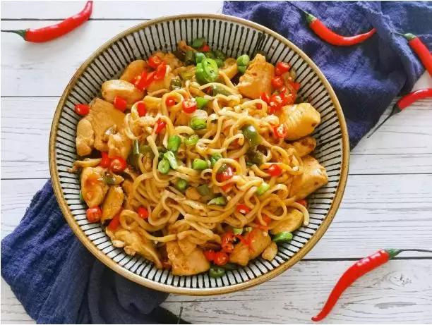 名门泽佳:啤酒炒鸡外加干拌面,又辣又爽又夏天!