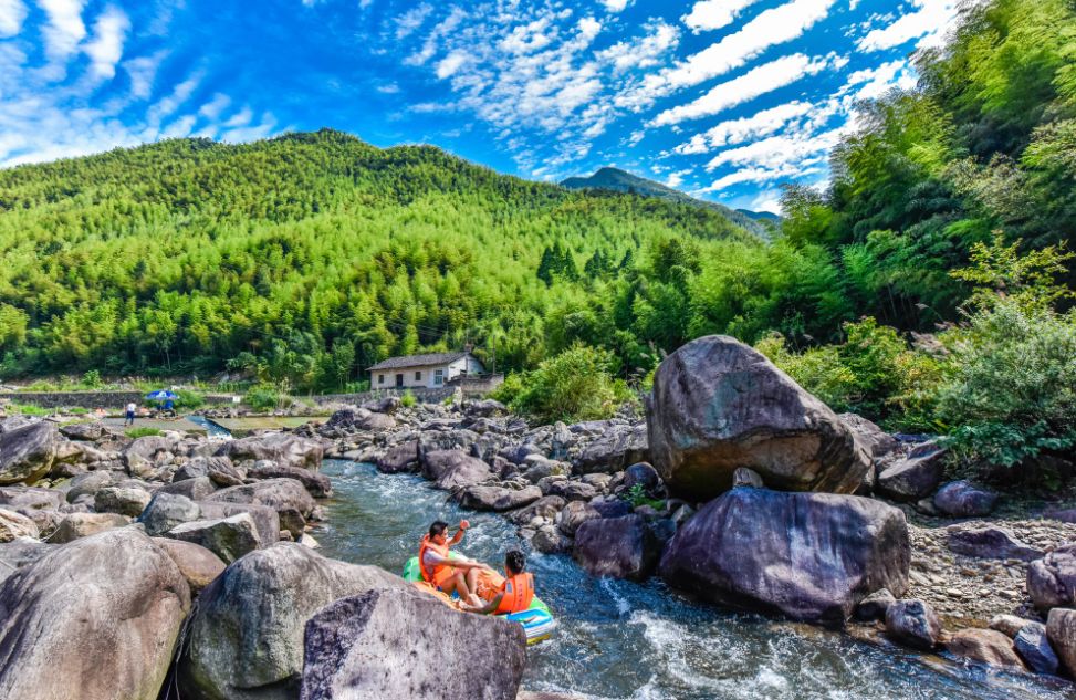 安吉七彩山地景区图片