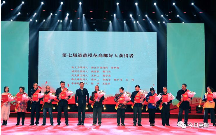 为了采访他们今天中央省市十多家媒体都来到了高邮