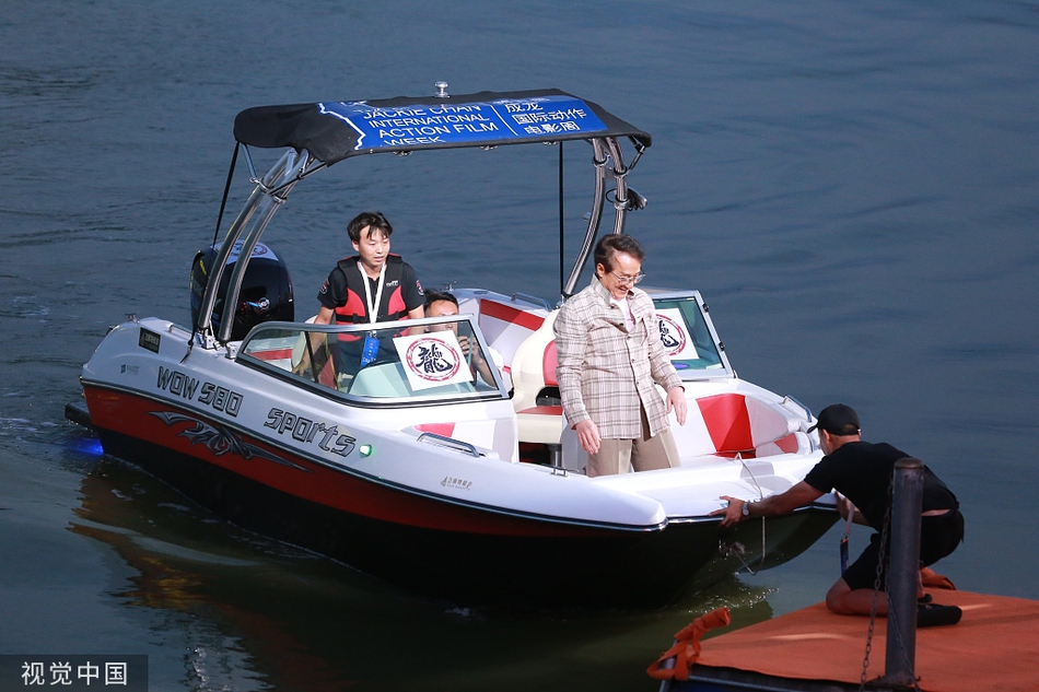 成龙游艇耍帅后连忙梳头 不料被风暴露真实发际线