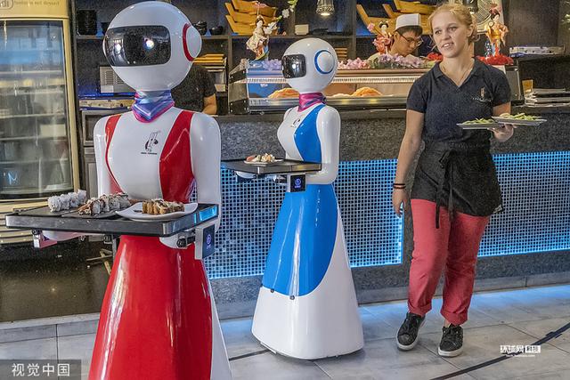 意大利一餐厅启用机器人服务员 贴心为食客送餐