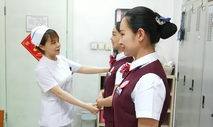 总医院"能改立改"活动中,导诊人员形象改观医院的志愿者帮助患者解