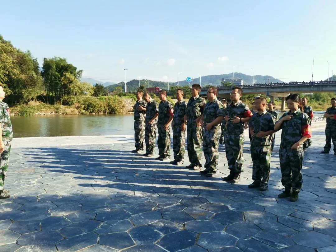 老兵民兵村镇干部一起野外拉练