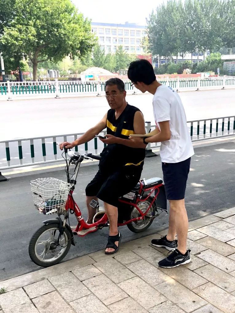 社会实践烟大一道光发放调查问卷进行采访